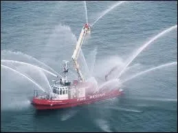 Je suis un bateau de lutte contre l'incendie, je suis :