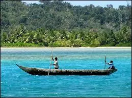 Je suis une embarcation légère, longue et étroite, propulsée à la pagaie ou à la voile, je suis :