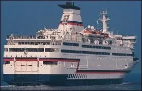 Je suis conçu pour le transport des trains ou des véhicules et de leurs passagers, je suis :