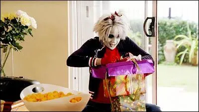 Dans l'épisode 12 de la Saison 4, comment l'équipage s'en sort-il quand le shérif terrien vient contrôler la maison abandonnée dans laquelle ils se sont réfugiés ?