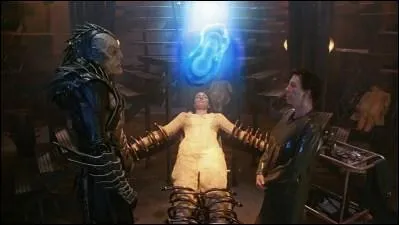 Par qui Aeryn est-elle retenue dans les épisodes 19 à 21 de la saison 4 ?