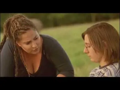 Dans quoi Nadine trempe-t-elle ses cheveux ?