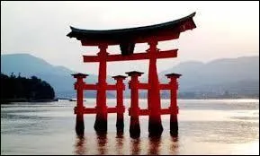 Quelle est cette doctrine religieuse du Japon ? Toujours pratiquée par la famille impériale, elle n'est plus religion d'État depuis 1945, par ordre des autorités militaires américaines.