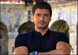 Comment se nomme l'animateur actuel (2014) de Fort Boyard ?