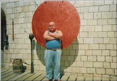 Son rôle était de faire sonner le gong au bon moment lorsque le temps pour les joueurs était écoulé. Il ne participe plus dans Fort Boyard. Qui est-ce ?