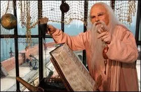 C'est un vieillard du fort. Il était avant dans la vigie et, parfois, pose des énigmes aux candidats. Comment se nomme-t-il ?