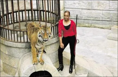 C'est maintenant elle qui s'occupe du gong. Elle est avec les tigres et les enferment lorsque les candidats sont prêts à y rentrer. D'ailleurs elle tourne la tête de tigre pour faire tomber les pièces si le mot code a été trouvé par les candidats. Qui est-ce ?