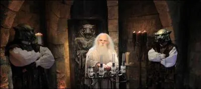 Nous voici aux côtés des maîtres du temps et du père Fouras. Ici se défient le maître et un ou des candidats afin de gagner ou perdre du temps pour ramasser le trésor à la fin. Mais dans quelle salle sommes nous ?