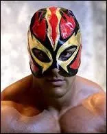 Il fait face à un candidat dans le jeu des cotons-tiges et dans la boue aux côtés de Lady Boo face à 2 candidats. Comment s'appelle-t-il ?