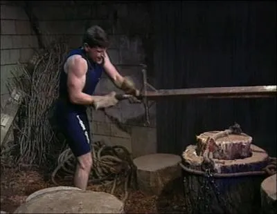 Ce jeu s'appelle Excalibur et le but est avec l'épée de 25 kg de sectionner la corde se trouvant devant lui pour récupérer la clé. Mais comment a-t-il fait pour avoir cette épée ?