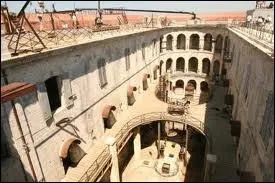 Combien mesure-t-il de long le fort Boyard ?