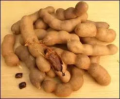 Je suis une gousse de couleur brun foncé à maturité. Je mesure environ 15 cm de long et je contiens 4 à 10 graines. Ma pulpe est à la base de nombreux plats épicés, je suis :