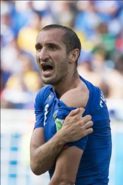 Par qui Chiellini a-t-il été mordu ?