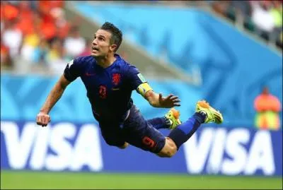 Contre qui Robin van Persie a-t-il marqué une superbe tête ?