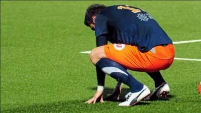 Sur quel score l'équipe qui accueillait l'édition s'est-elle inclinée en demi-finale face au futur champion ?