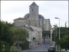 Nous partons à la découverte de la commune pico-charentaise de Saint-Romain-de-Benet. Nous nous rendons dans le département n° ...