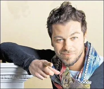 Son deuxième album 'On trace la route' a été annoncé par quel single ?