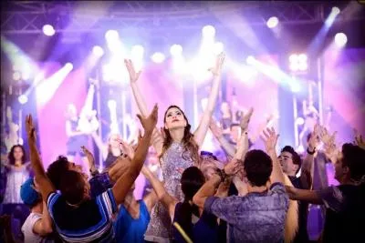 Comment s'appelle la chanson finale de la saison 2 où l'on voit le baiser entre Violetta et Léon ?