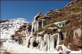 Comment se nomme la vallée descendant des contreforts du massif du Toubkal ?