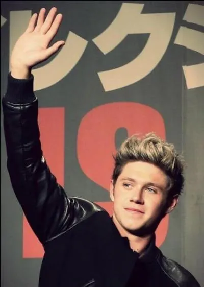 Comment s'appelle cette personne du groupe ?