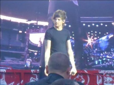 Comment s'appelle cette personne du groupe ?