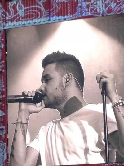 Comment s'appelle cette personne du groupe ?