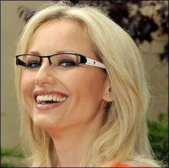 Quel opticien en jette plein la vue en louant les services d'Adriana Karembeu ?