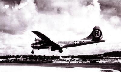 Ce bombardier portait le nom de la mère du commandant. Il est connu pour avoir été l'avion qui a réussi le 1e bombardement atomique de l'histoire ! Quel est ce nom et de quel type d'avion parle-t-on ?