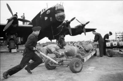 A vous de trouver le nom de cet avion qui aurait dû être un bimoteur (à la demande de la Raf), mais qui devint dès le début des études un quadrimoteur. Il entra en service actif au début de l'année 1941.