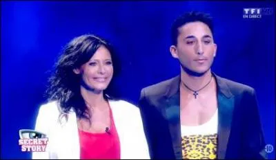 Alors qu'ils doivent se faire passer pour mère et fils aux yeux des autres habitants, quelle est leur réelle relation dans la vie ?