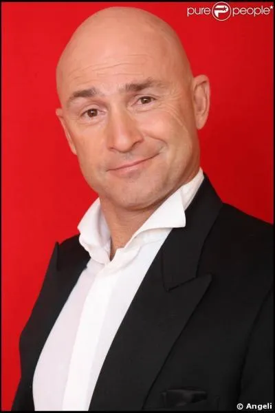 Qui est cet humoriste qui présente "Le Juste prix" ?