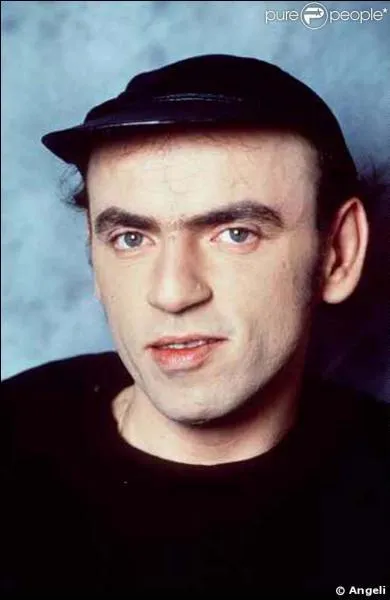 Qui est cet humoriste que l'on connaît pour son sketch "Madame Sarfati" ?