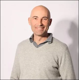 Qui est cet humoriste qui anime "Après le 20h c'est... " ?