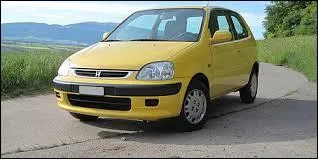 Cette petite voiture jaune répond au nom de "Logo". C'est un modèle de la marque ...