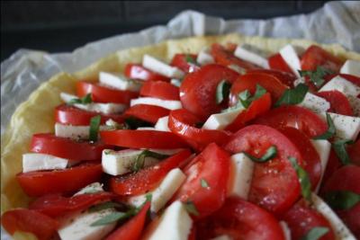 Nous commençons le repas avec des tomates mozzarella, sur lesquelles le cuisinier n'a pas oublié ...