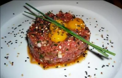 Un steak Tartare nous est proposé au plat du jour, quels ingrédients est-on certain d'y trouver ?