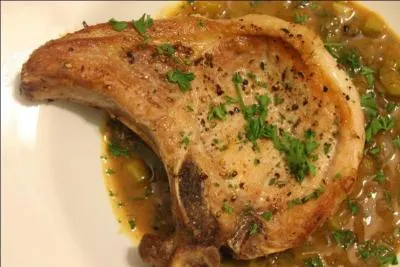 Ayant horreur de la viande rouge, le chef m'a préparé une côte de porc charcutière, sans oublier l'ingrédient indispensable à la sauce :