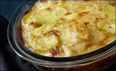 Nous déjeunons dans un restaurant typiquement dauphinois où la recette du gratin du même nom est authentique. Pour le préparer, le chef n'a pas oublié de mettre :