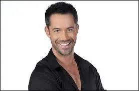 Comment ce chanteur s'appelle-t-il ?