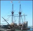 Les premiers colons (ceux du Mayflower) occupent une place importante dans l'histoire des Etats-Unis. Comment les a-t-on baptisés ?