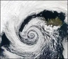 Un cyclone polaire est une dépression passant en Arctique et Antarctique d'une très grande envergure. Combien de kilomètres cette envergure peut-elle atteindre ?