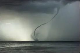 Comment appelle-t-on ce genre de tornades qui sont sur l'eau ?