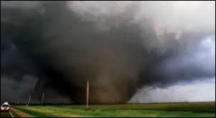 Les tornades sont classées par catégorie de puissance (F) par rapport aux dégâts qui ont été causés. D'après vous, de quelle catégorie fait partie cette tornade sur la photo ci-contre ?