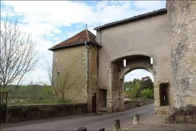 Quelle est cette cité de Meurthe-et-Moselle ceinte de remparts où vous pouvez voir la maison du Gouverneur et les pittoresques maisons à arcades de la rue de l'Eglise et de la place Fontaine en dégustant une madeleine?