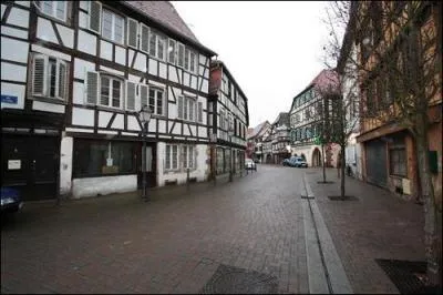 A quelle température jaillissent les eaux chlorurées sodiques de la station thermale de Morsbronn-les-Bains dans le département du Bas-Rhin?