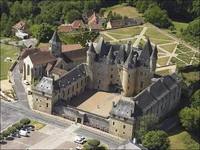 Quel est ce château de Dordogne dominant les eaux de l'Isle à l'aspect étrange, véritable castel à la Gustave Doré qui fut une ancienne propriété des Templiers?