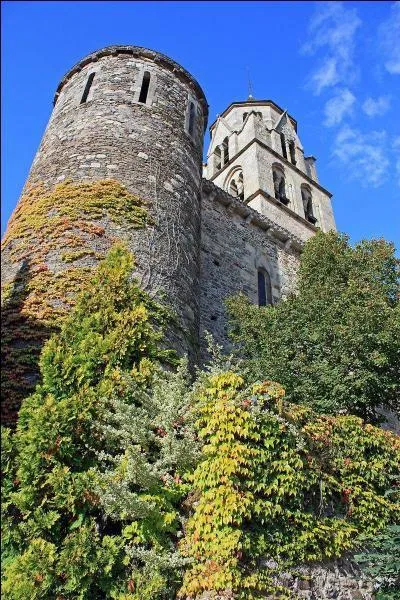 A quel saint est dédiée la pittoresque église au beau clocher limousin de la ville d'Uzerche en Corrèze?