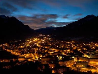 Saint-Jean-de-Maurienne, situé sur une terrasse qui présente une jolie vieille ville aux maisons armoriées est dans le département :