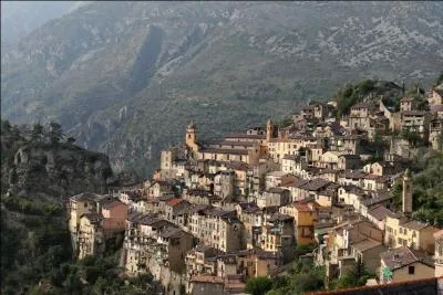 Quel est ce village de la vallée de la Roya qui semble sculpté dans la falaise où vous pourrez admirer de superbes fresques dans l'église de la Madone del Poggio?