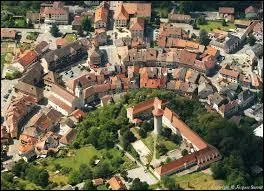 Voici la ville rhônalpine de Faverges vue du ciel. Elle se situe dans le département n° ...